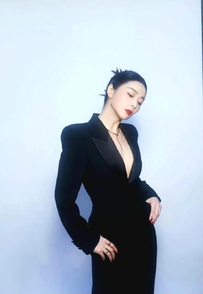 高叶太丰满了真空穿西装都兜不住好身材我感慨资本果然会选人(图4)