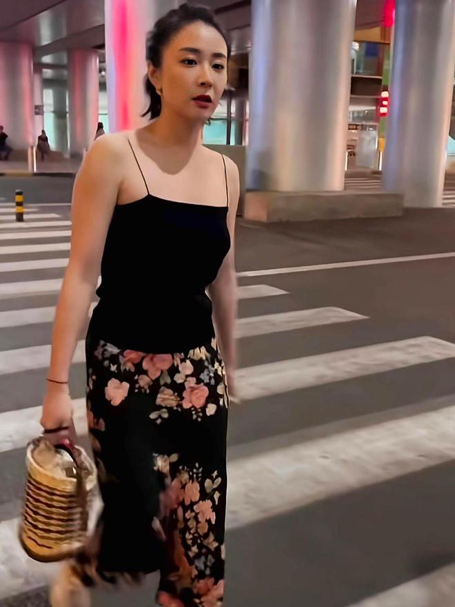 高叶太丰满了真空穿西装都兜不住好身材我感慨资本果然会选人(图5)