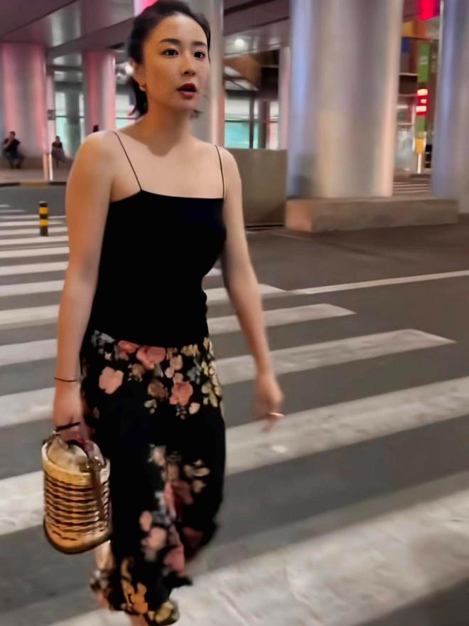 高叶太丰满了真空穿西装都兜不住好身材我感慨资本果然会选人(图6)