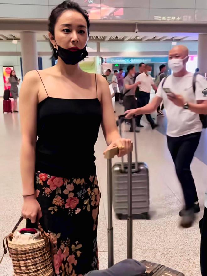 高叶太丰满了真空穿西装都兜不住好身材我感慨资本果然会选人(图7)