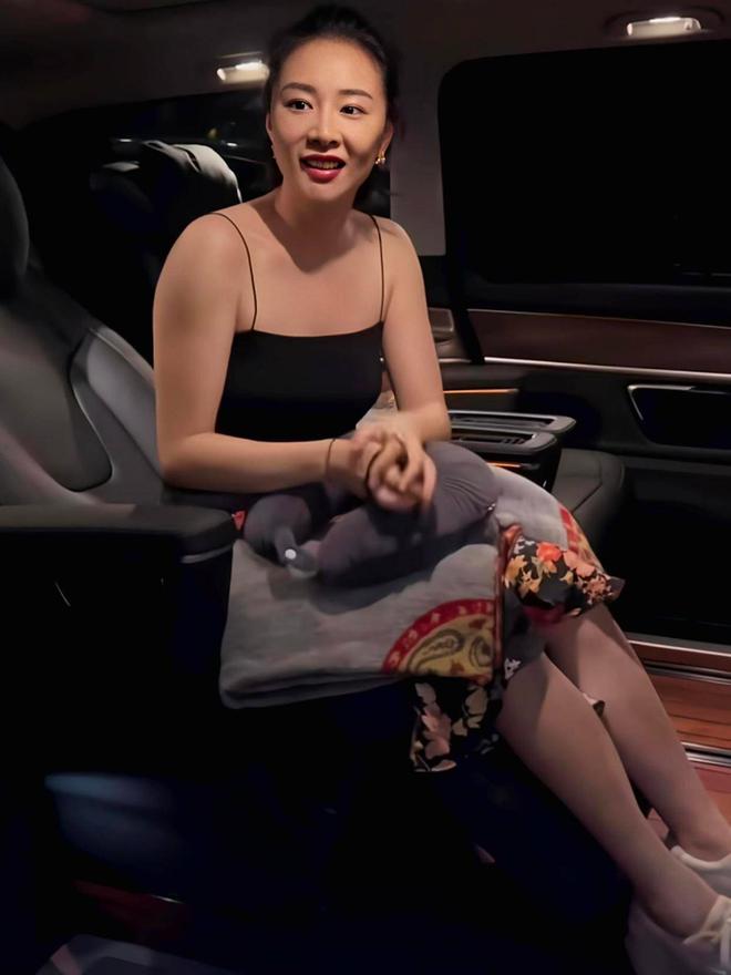 高叶太丰满了真空穿西装都兜不住好身材我感慨资本果然会选人(图8)