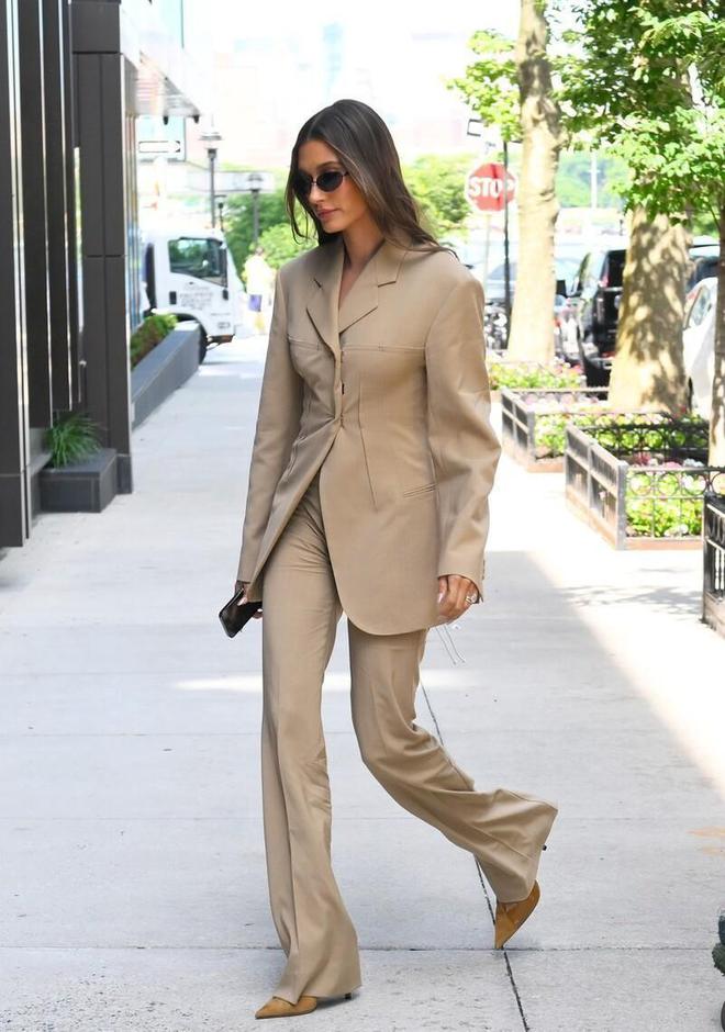 海莉的气场也太强了格纹宽肩西装当成裙子配高跟鞋霸气外露(图6)