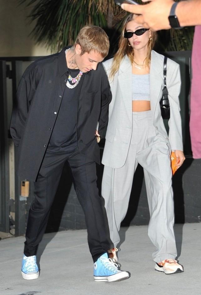 海莉的气场也太强了格纹宽肩西装当成裙子配高跟鞋霸气外露(图8)