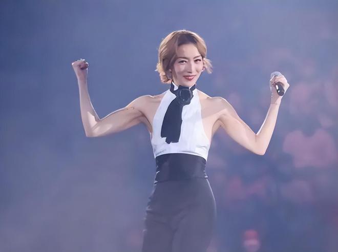 49岁郑秀文瘦太狠认不出！穿西装松松垮垮秀肌肉堪称金刚芭比(图5)