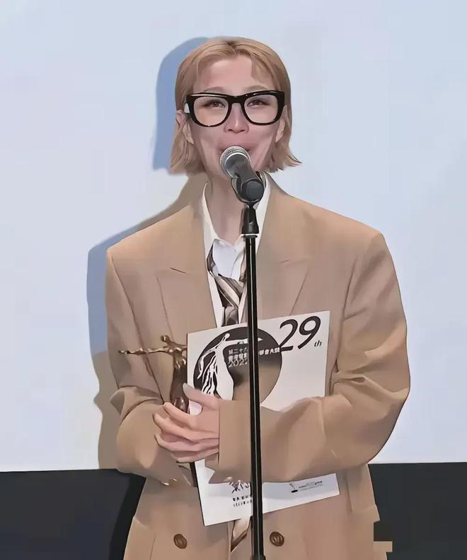 49岁郑秀文瘦太狠认不出！穿西装松松垮垮秀肌肉堪称金刚芭比(图2)