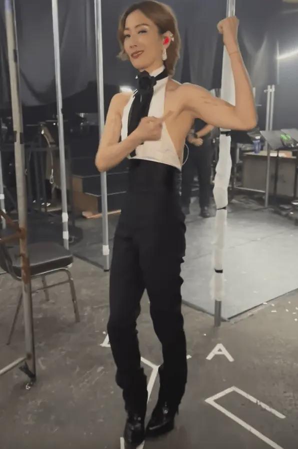 49岁郑秀文瘦太狠认不出！穿西装松松垮垮秀肌肉堪称金刚芭比(图4)