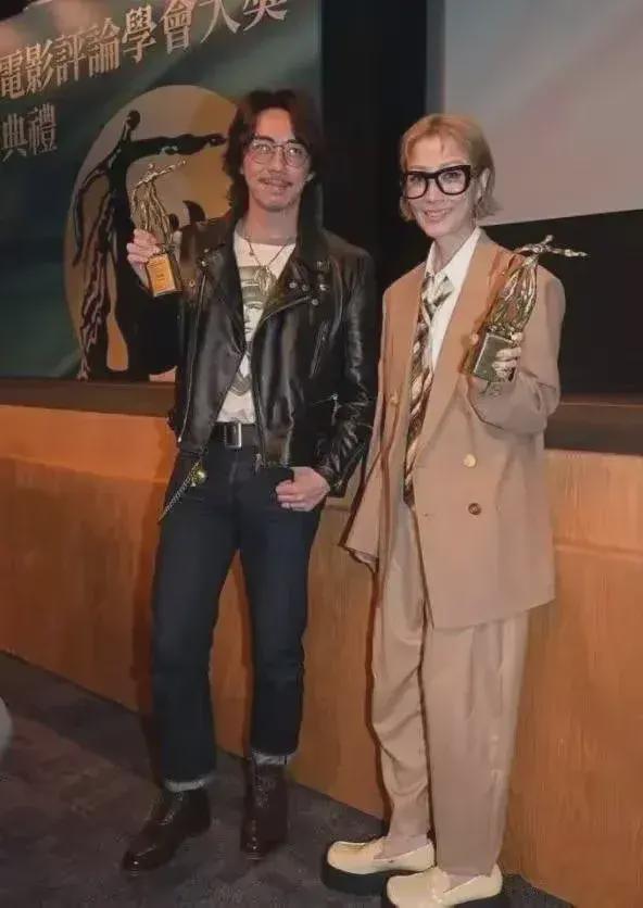 49岁郑秀文瘦太狠认不出！穿西装松松垮垮秀肌肉堪称金刚芭比(图3)