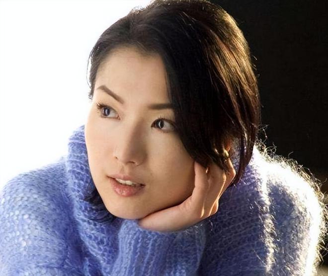 49岁郑秀文瘦太狠认不出！穿西装松松垮垮秀肌肉堪称金刚芭比(图9)