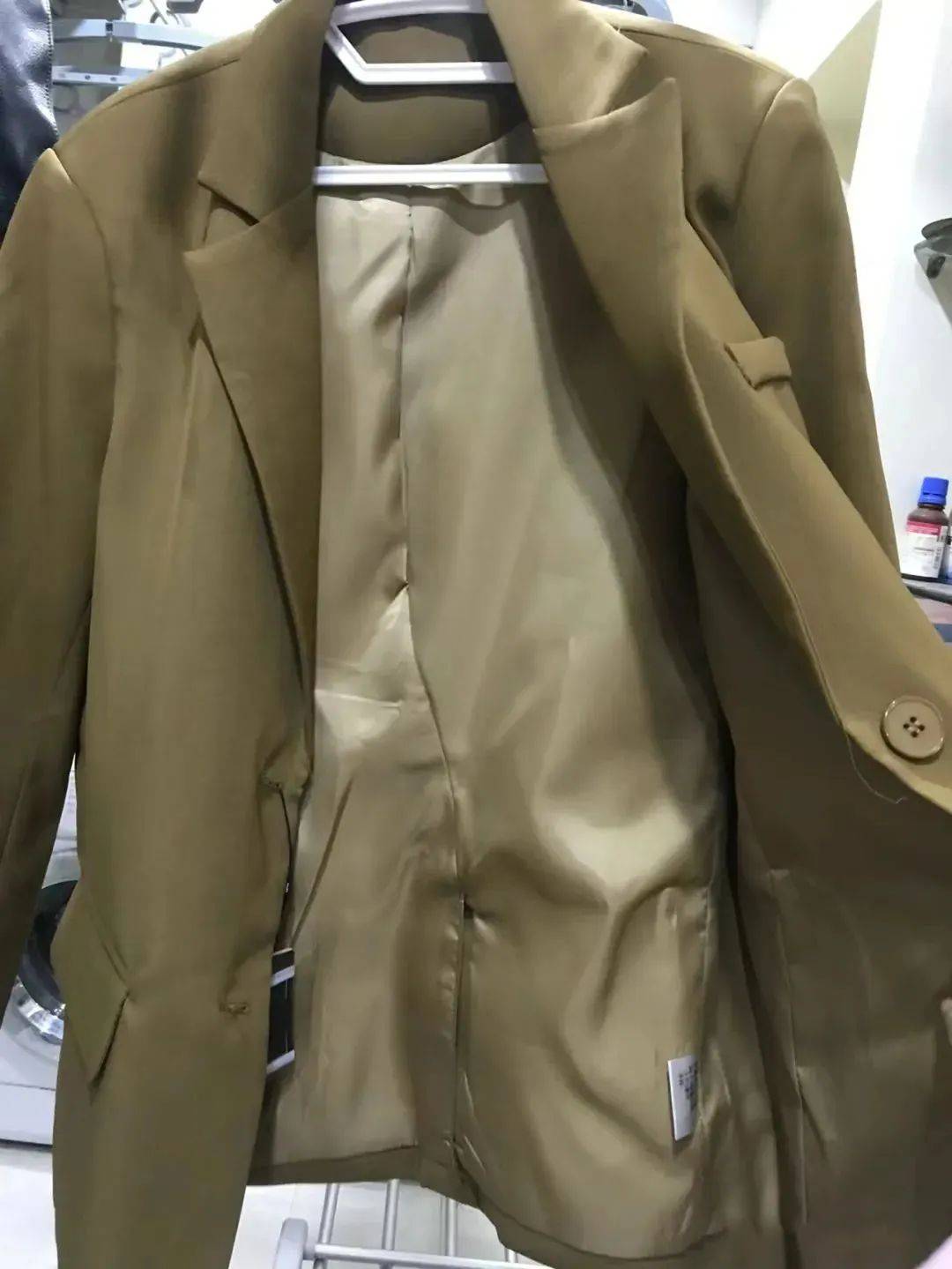 九游体育网站：T恤穿腻了？夏天想要进阶高级时髦精？2024夏天流行的“短袖西服”比T恤时髦比外套凉爽！(图17)