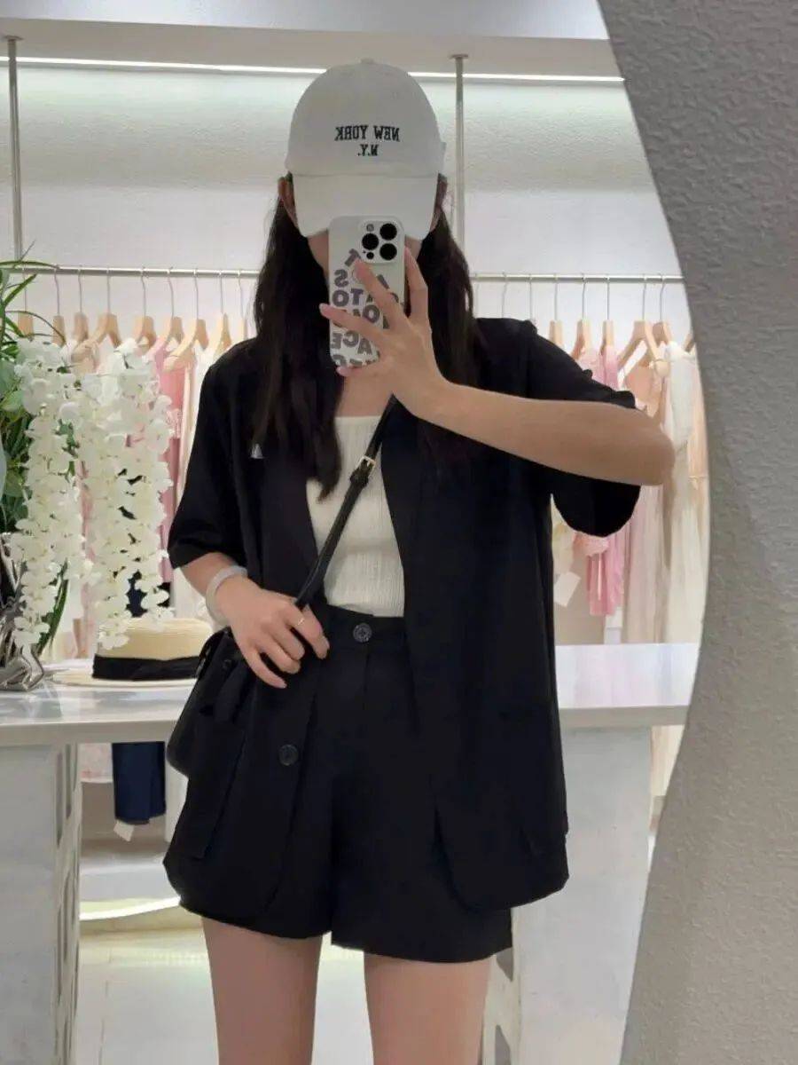 九游体育网站：T恤穿腻了？夏天想要进阶高级时髦精？2024夏天流行的“短袖西服”比T恤时髦比外套凉爽！(图12)