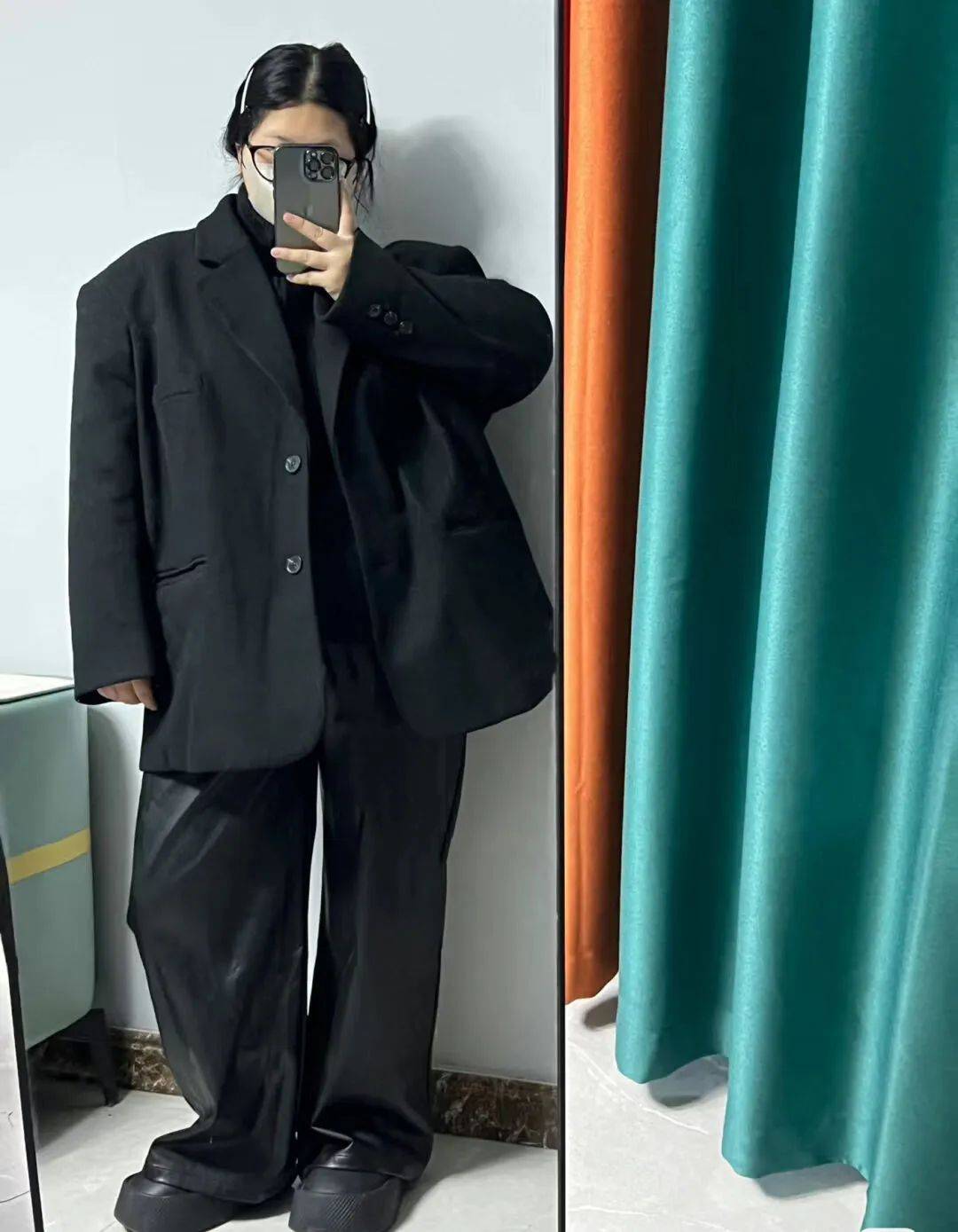 九游体育网站：T恤穿腻了？夏天想要进阶高级时髦精？2024夏天流行的“短袖西服”比T恤时髦比外套凉爽！(图19)