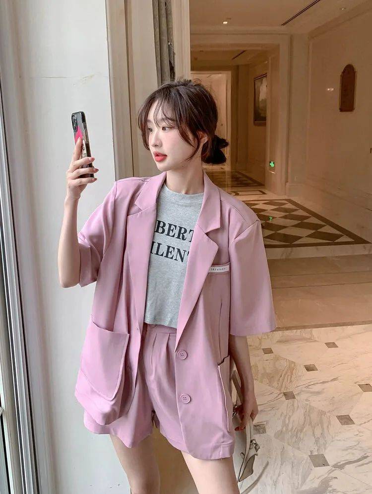 九游体育网站：T恤穿腻了？夏天想要进阶高级时髦精？2024夏天流行的“短袖西服”比T恤时髦比外套凉爽！(图21)