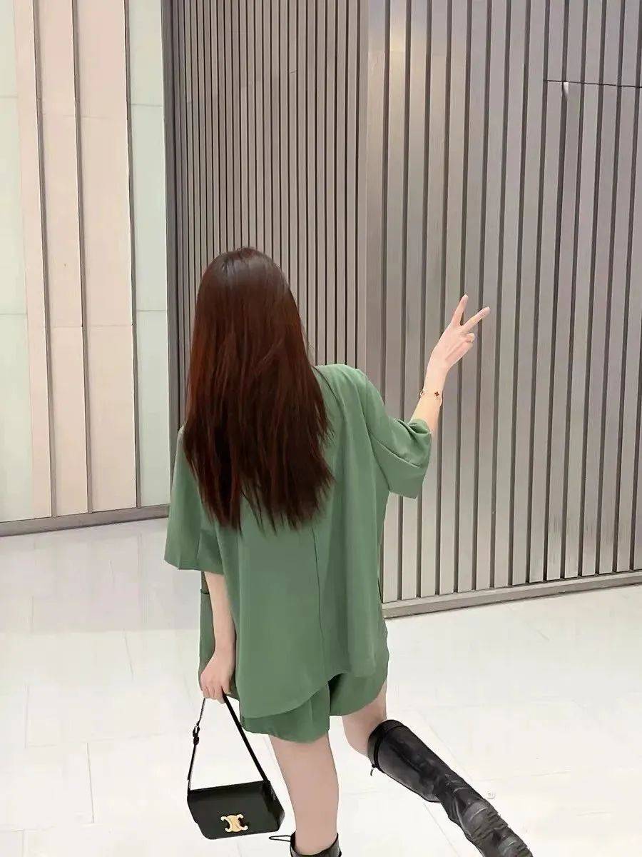 九游体育网站：T恤穿腻了？夏天想要进阶高级时髦精？2024夏天流行的“短袖西服”比T恤时髦比外套凉爽！(图10)