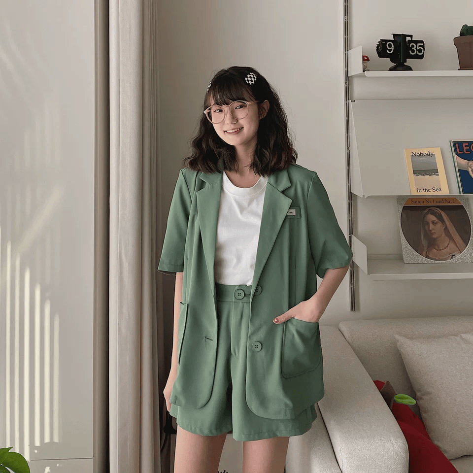 九游体育网站：T恤穿腻了？夏天想要进阶高级时髦精？2024夏天流行的“短袖西服”比T恤时髦比外套凉爽！(图14)