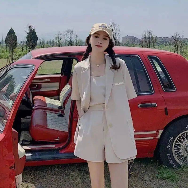 九游体育网站：T恤穿腻了？夏天想要进阶高级时髦精？2024夏天流行的“短袖西服”比T恤时髦比外套凉爽！(图9)