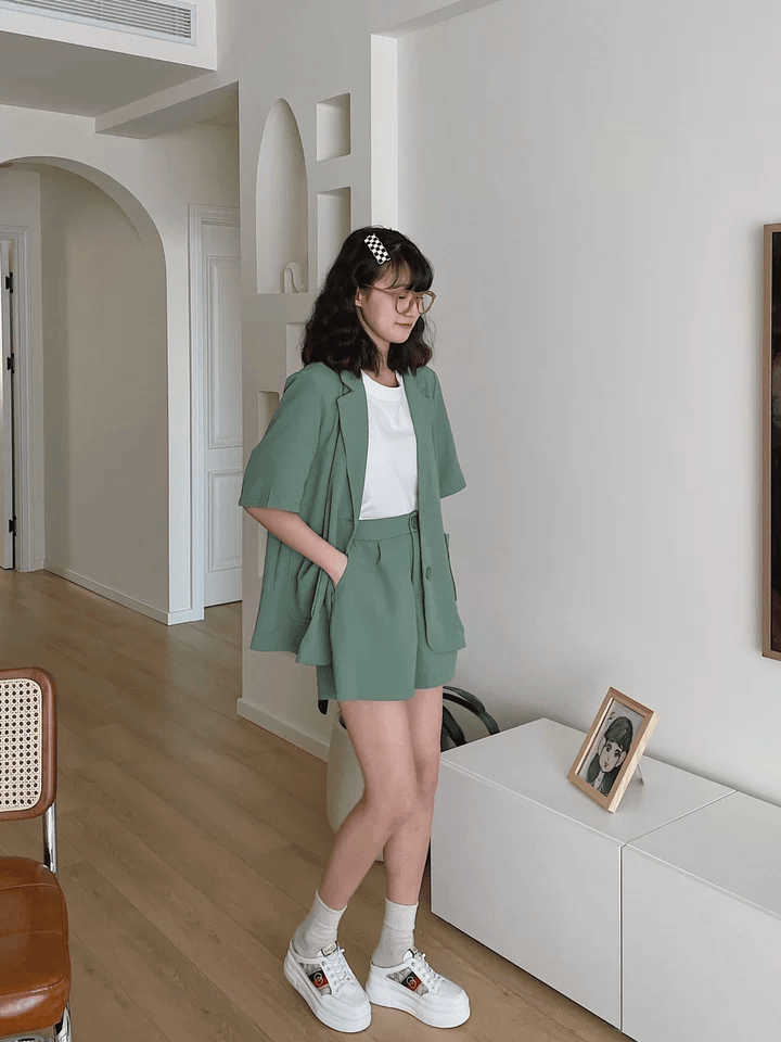 九游体育网站：T恤穿腻了？夏天想要进阶高级时髦精？2024夏天流行的“短袖西服”比T恤时髦比外套凉爽！(图20)