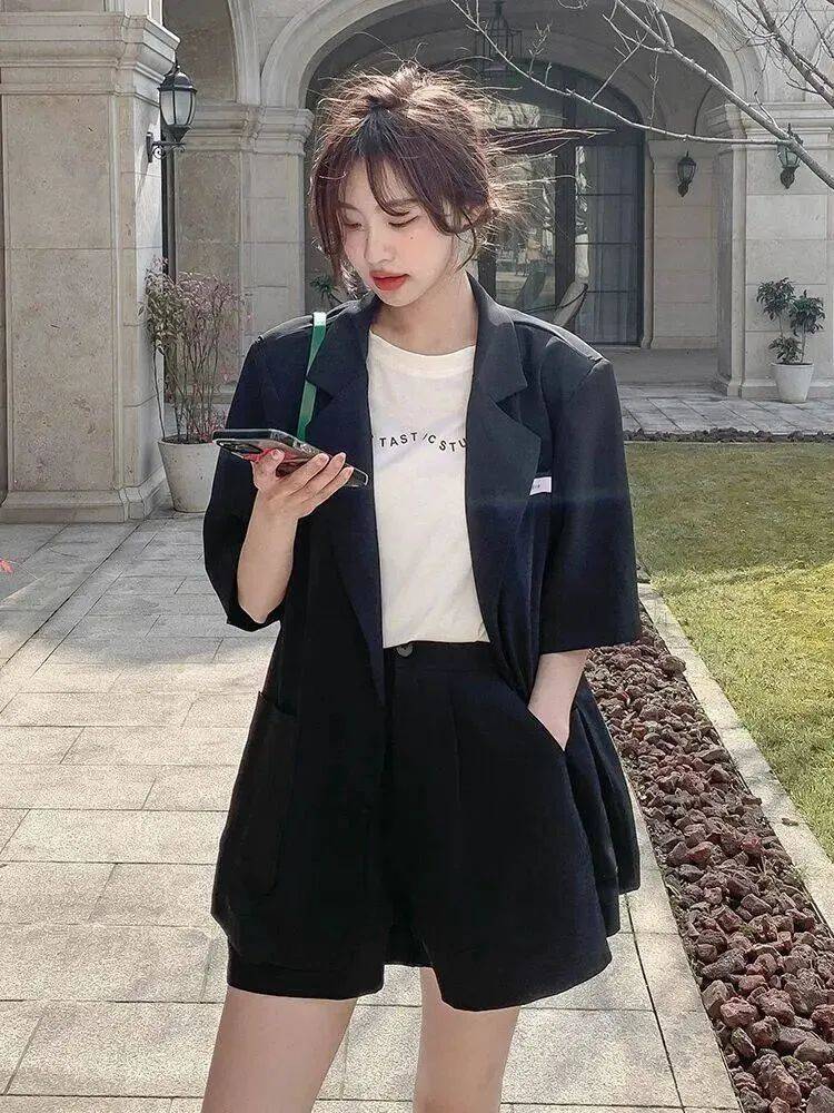 九游体育网站：T恤穿腻了？夏天想要进阶高级时髦精？2024夏天流行的“短袖西服”比T恤时髦比外套凉爽！(图15)