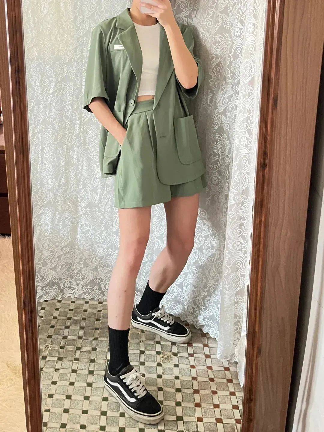 九游体育网站：T恤穿腻了？夏天想要进阶高级时髦精？2024夏天流行的“短袖西服”比T恤时髦比外套凉爽！(图26)