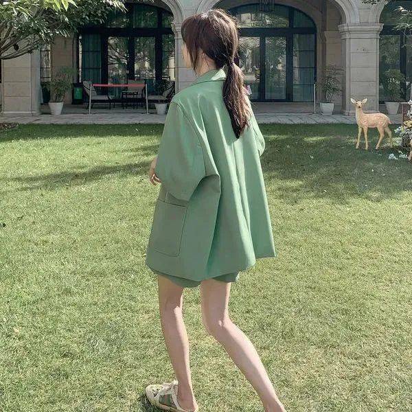 九游体育网站：T恤穿腻了？夏天想要进阶高级时髦精？2024夏天流行的“短袖西服”比T恤时髦比外套凉爽！(图23)