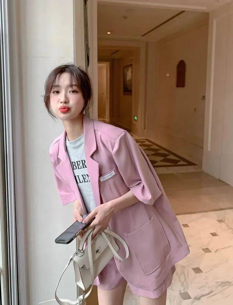 九游体育网站：T恤穿腻了？夏天想要进阶高级时髦精？2024夏天流行的“短袖西服”比T恤时髦比外套凉爽！(图28)