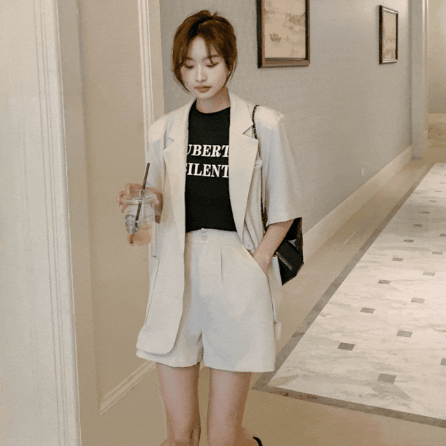 九游体育网站：T恤穿腻了？夏天想要进阶高级时髦精？2024夏天流行的“短袖西服”比T恤时髦比外套凉爽！(图27)
