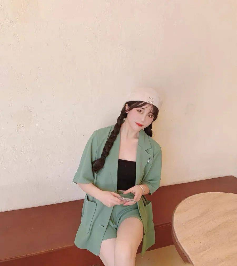 九游体育网站：T恤穿腻了？夏天想要进阶高级时髦精？2024夏天流行的“短袖西服”比T恤时髦比外套凉爽！(图24)