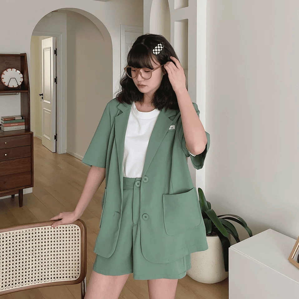 九游体育网站：T恤穿腻了？夏天想要进阶高级时髦精？2024夏天流行的“短袖西服”比T恤时髦比外套凉爽！(图22)