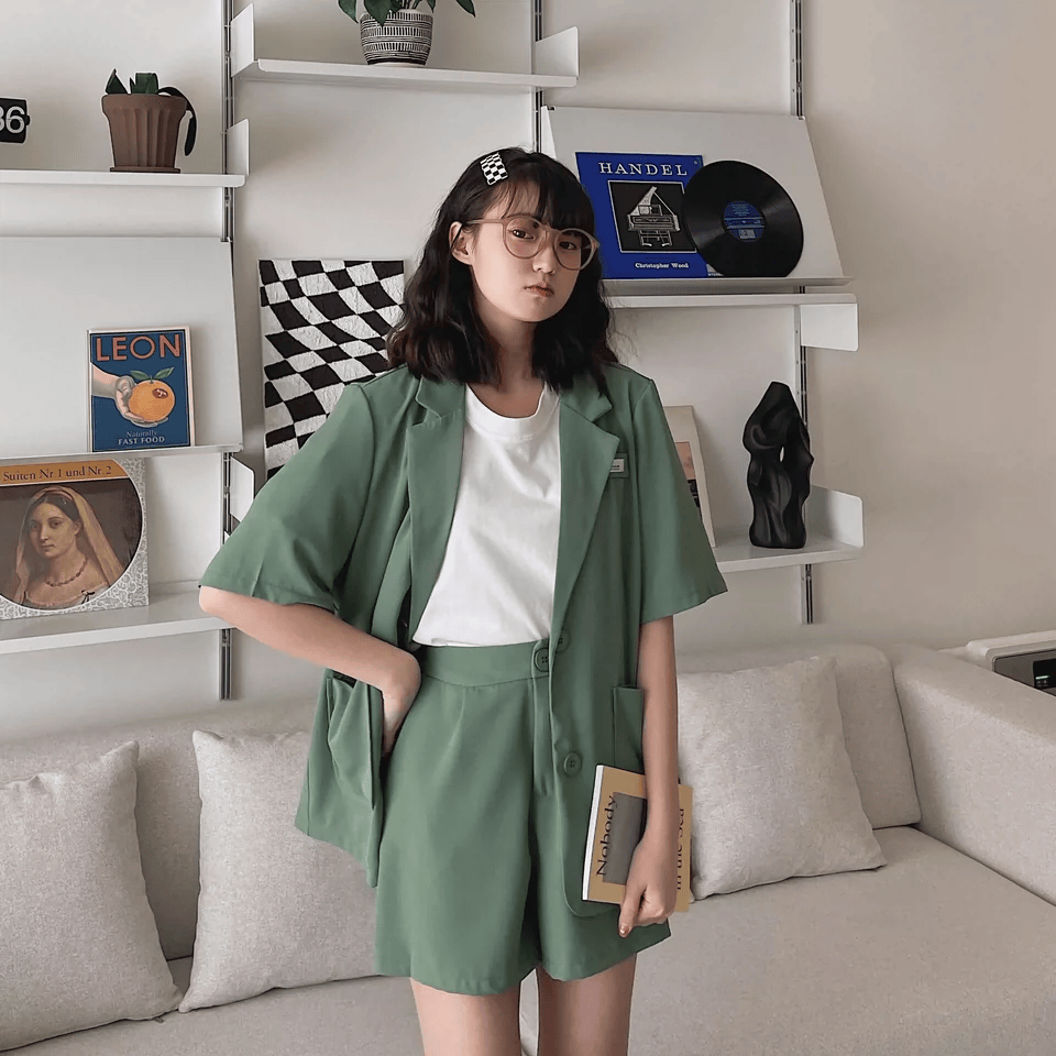 九游体育网站：T恤穿腻了？夏天想要进阶高级时髦精？2024夏天流行的“短袖西服”比T恤时髦比外套凉爽！(图25)