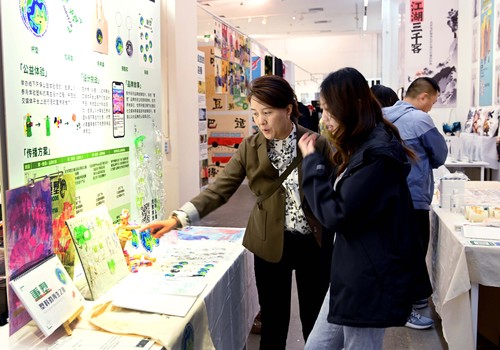 九游体育:北京服装学院时尚传播学院举行2024届本科毕业设计作品展演(图3)