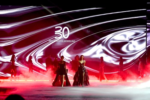 九游体育:北京服装学院时尚传播学院举行2024届本科毕业设计作品展演(图1)