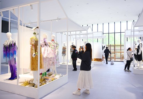 九游体育:北京服装学院时尚传播学院举行2024届本科毕业设计作品展演(图4)