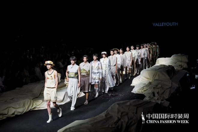 “时尚山东”再传捷报!李文杰荣获2024年度最佳男装设计师(图2)