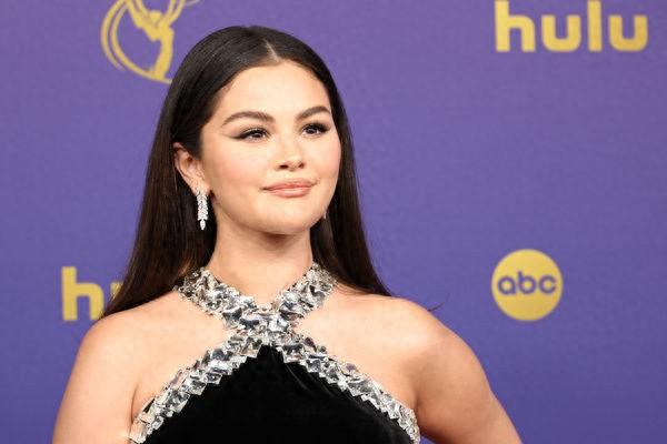 九游体育网站：艾美奖红毯／梅姨「整身粉色西装」全场最俏皮！真田广之带金有望创历史(图1)