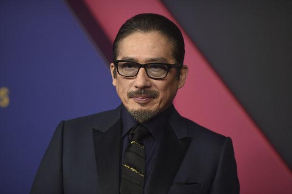 九游体育网站：艾美奖红毯／梅姨「整身粉色西装」全场最俏皮！真田广之带金有望创历史(图3)