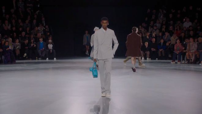 九游体育网站:巴黎时装周|Dior2024秋冬系列关于艺术人生与现实生活的一体两面(图2)