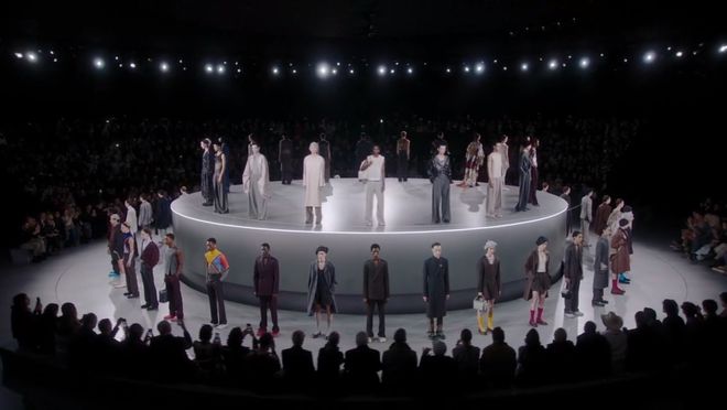 九游体育网站:巴黎时装周|Dior2024秋冬系列关于艺术人生与现实生活的一体两面(图1)