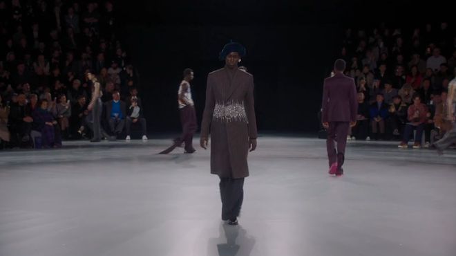 九游体育网站:巴黎时装周|Dior2024秋冬系列关于艺术人生与现实生活的一体两面(图4)