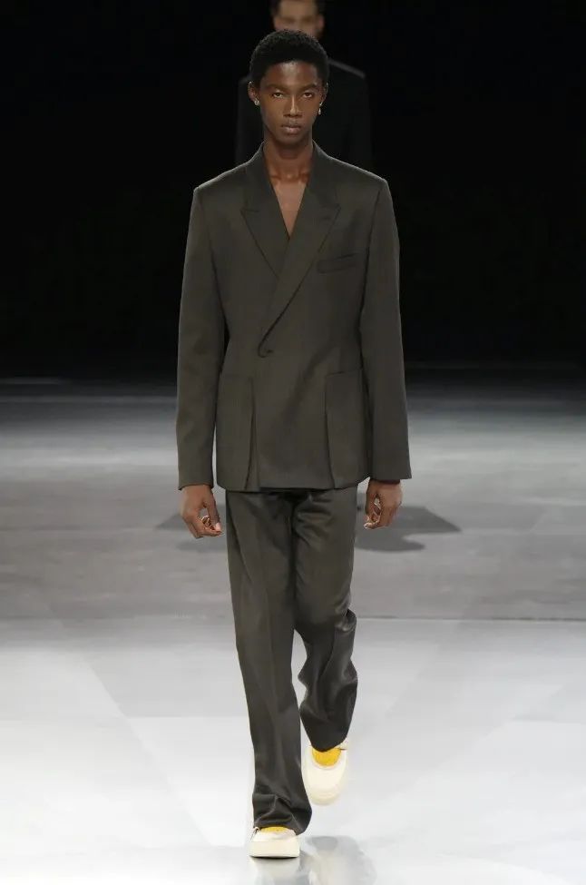 九游体育网站:巴黎时装周|Dior2024秋冬系列关于艺术人生与现实生活的一体两面(图6)