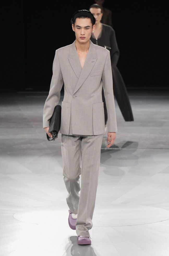 九游体育网站:巴黎时装周|Dior2024秋冬系列关于艺术人生与现实生活的一体两面(图7)