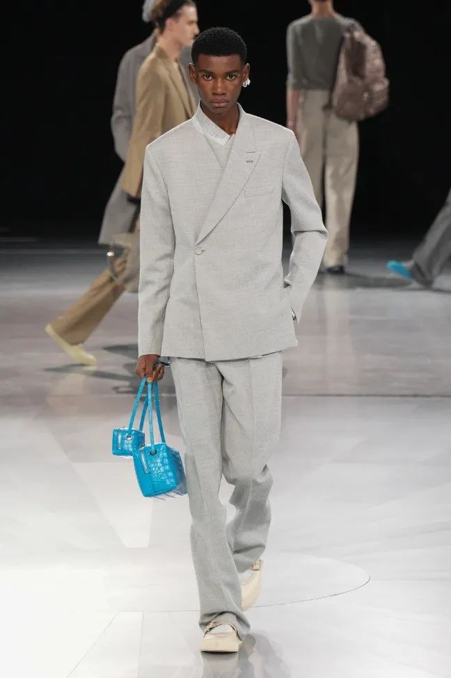 九游体育网站:巴黎时装周|Dior2024秋冬系列关于艺术人生与现实生活的一体两面(图8)