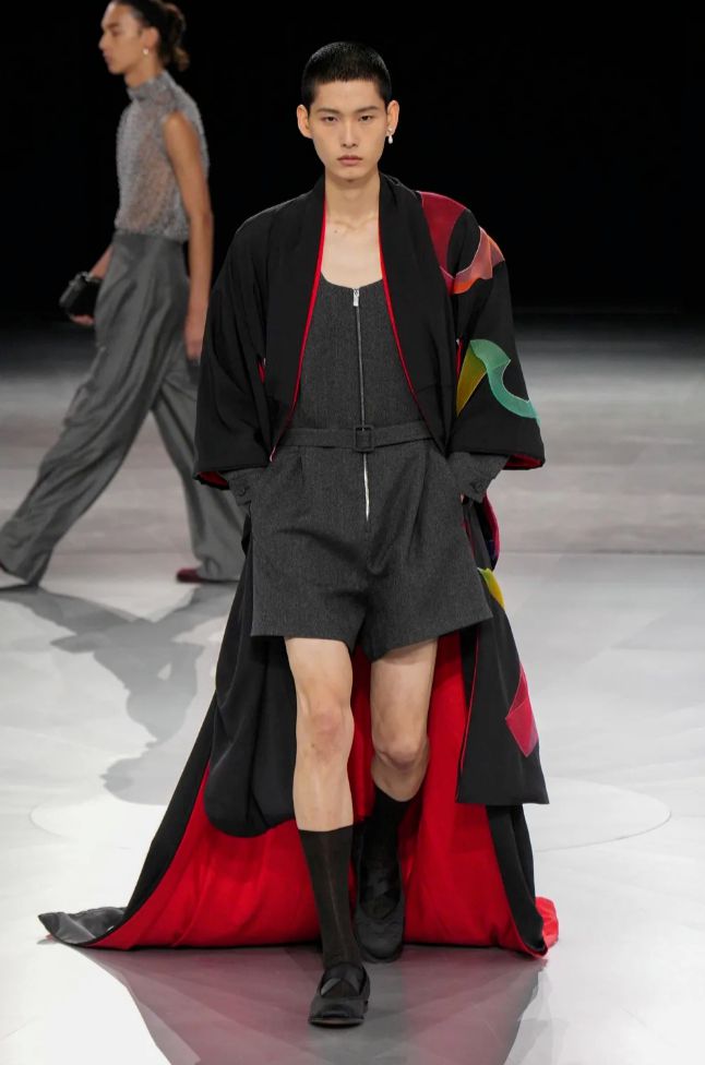 九游体育网站:巴黎时装周|Dior2024秋冬系列关于艺术人生与现实生活的一体两面(图12)