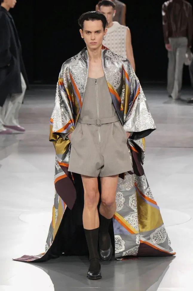 九游体育网站:巴黎时装周|Dior2024秋冬系列关于艺术人生与现实生活的一体两面(图11)