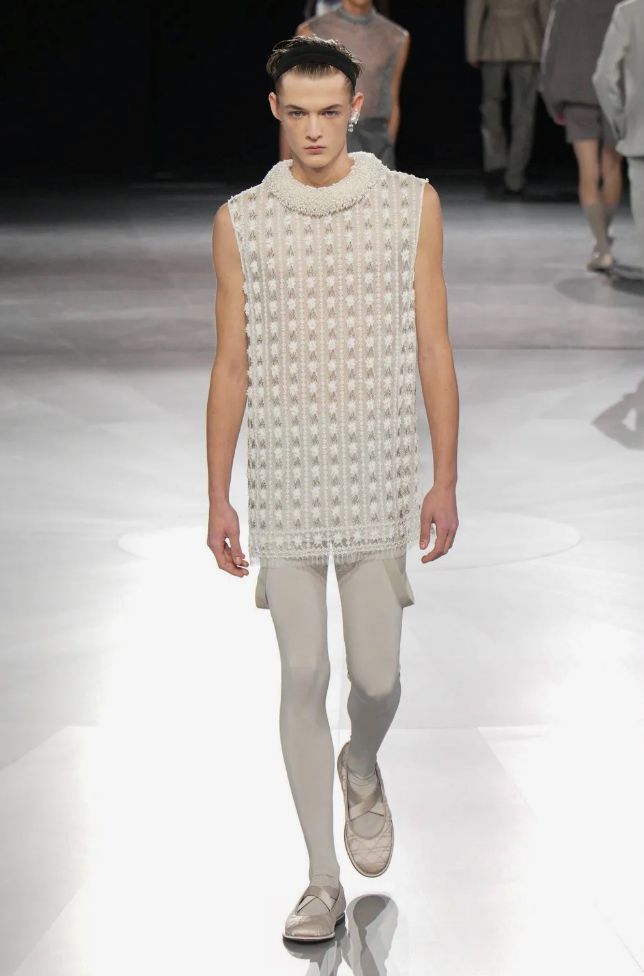 九游体育网站:巴黎时装周|Dior2024秋冬系列关于艺术人生与现实生活的一体两面(图13)