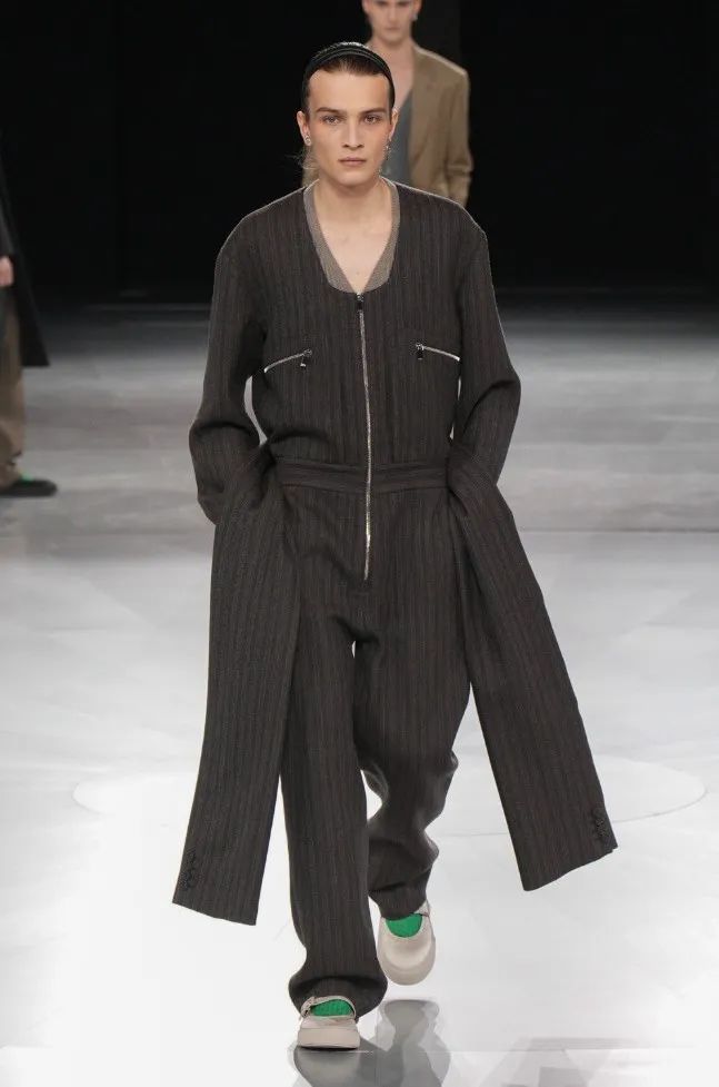 九游体育网站:巴黎时装周|Dior2024秋冬系列关于艺术人生与现实生活的一体两面(图15)