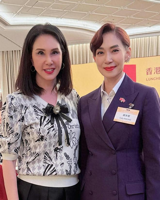 邝美云与同届港姐季军合照穿西装干练有型62岁风韵不减仍美丽(图1)