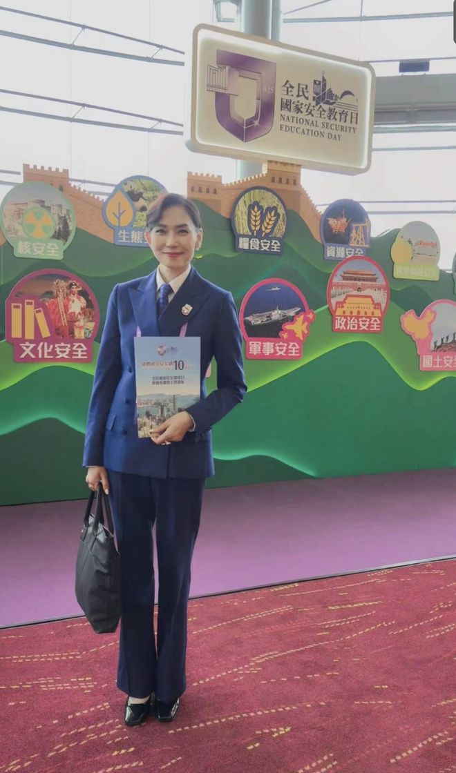 邝美云与同届港姐季军合照穿西装干练有型62岁风韵不减仍美丽(图2)