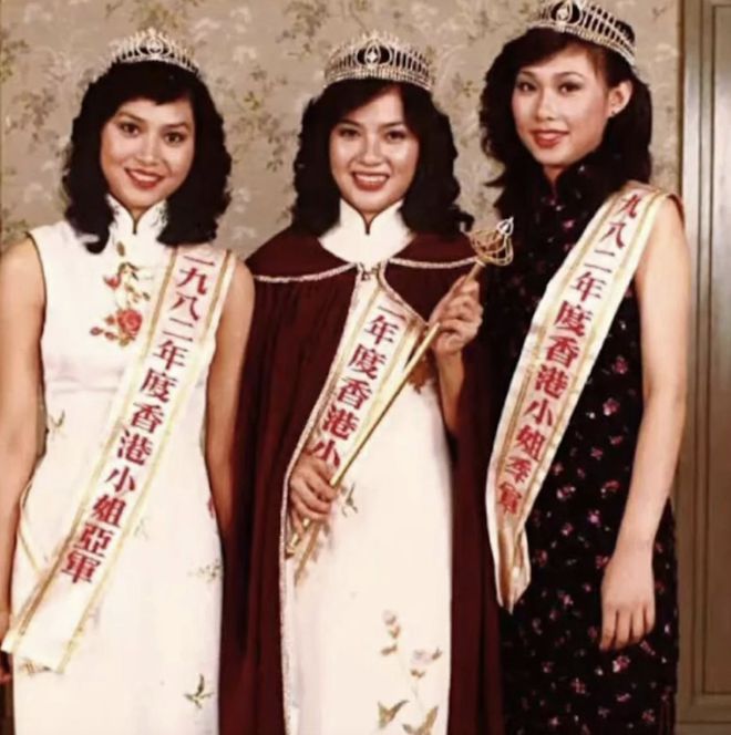 邝美云与同届港姐季军合照穿西装干练有型62岁风韵不减仍美丽(图4)