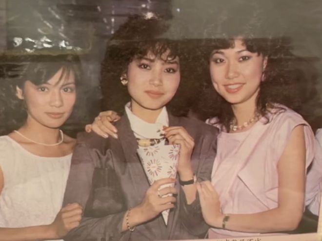 邝美云与同届港姐季军合照穿西装干练有型62岁风韵不减仍美丽(图7)