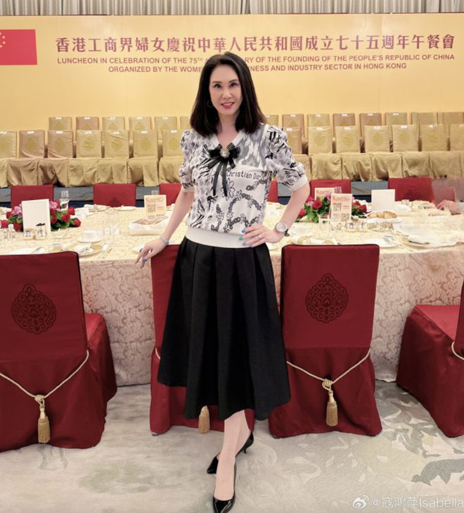 邝美云与同届港姐季军合照穿西装干练有型62岁风韵不减仍美丽(图6)