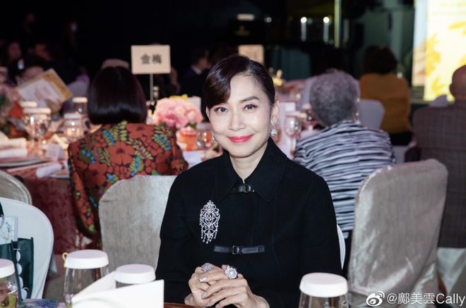 邝美云与同届港姐季军合照穿西装干练有型62岁风韵不减仍美丽(图5)